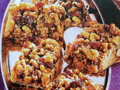 Фото ореховых пирожных с ягодами