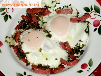 Фотография готовой яичницы с укропом и колбасой