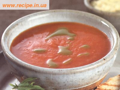 Фотография супа из свежих томатов с маслом базилика