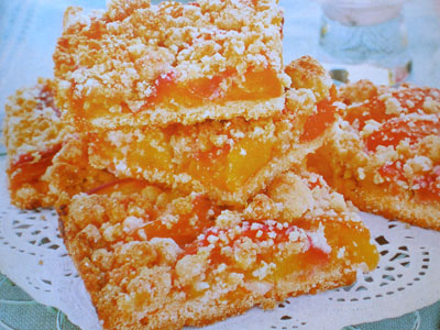 Фото персикового пирога со взбитыми сливками