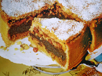 Фотография торта с начинкой из яблок, орехов и мака