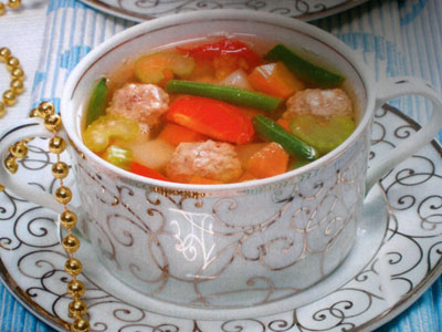 Фотография овощного супа с фрикадельками