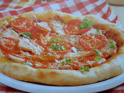Фото пиццы с индейкой и помидорами