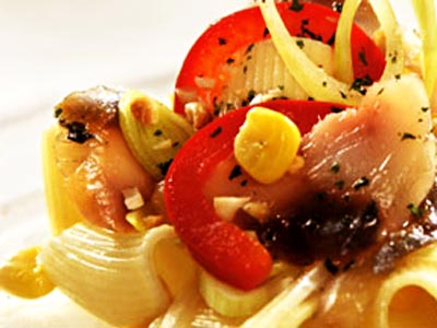 Фото салата из макарон с рыбой