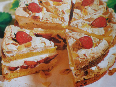 Фотография торта с клубникой и миндалем