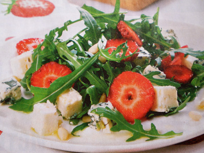 Фото салата с руколойЮ, сыром с плесенью и орешками