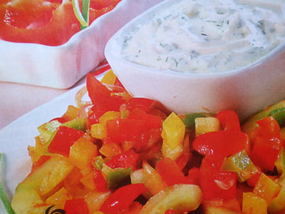 Фото салата из сельдерея, перца и помидоров под сметанно-чесночным соусом
