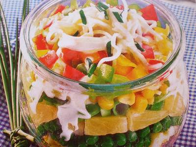 Фото слоеного салата с перцем, сельдереем, ананасом