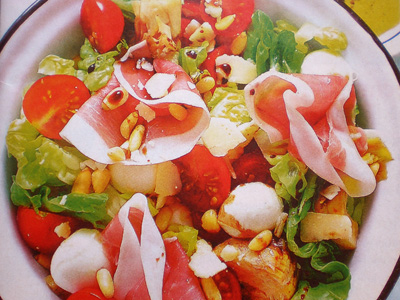 Фото салата с помидорами, моцареллой, ветчиной