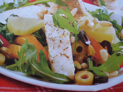 Фото салата с белой рыбой и рукколой