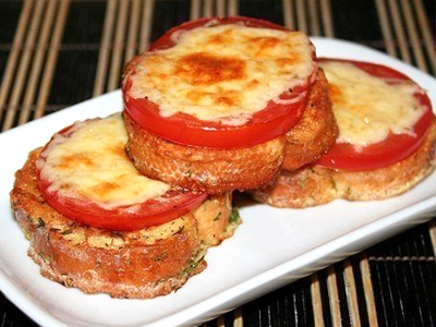 Фото горячих гренок с помидорами и сыром