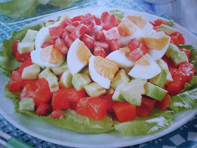 Фото салата из красной рыбы и авокадо