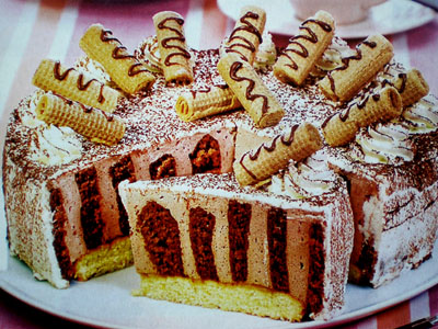 Фото шоколадного торта с вафельными трубочками