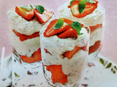 Фото творожного десерта со сливками и клубникой