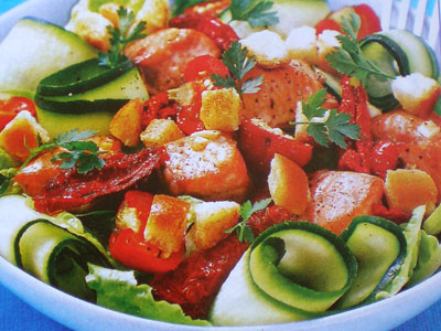 Фото салата с цукини, вялеными помидорами и перцем